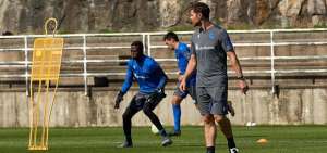 Mois&eacute;s Ram&iacute;rez se entrena bajo la direcci&oacute;n de Xabi Alonso