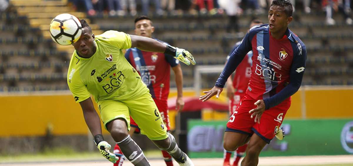 El golero Johan Padilla (i) y el lateral derecho Marco Monta&ntilde;o ser&aacute;n titulares esta tarde para enfrentar al elenco boliviano en la Sudamericana.