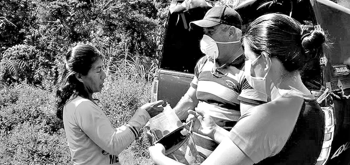 Los aw&aacute; levantan cercos con sus guardias comunitarios