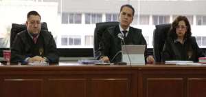 De izquierda a derecha Iv&aacute;n Saquicela, Wilman Ter&aacute;n y Daniella Camacho, integrantes del Tribunal que dict&oacute; sentencia el 3 de febrero. 
