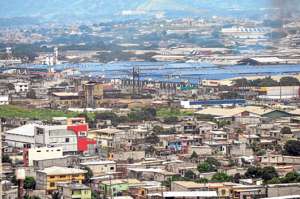 Los vecinos de Basti&oacute;n Popular est&aacute;n preocupados porque residen frente a numerosas industrias. Foto: William Orellana.