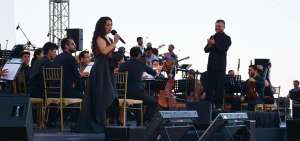 El concierto sinf&oacute;nico cont&oacute; con tres guitarras: un bajo, una ac&uacute;stica y una semiac&uacute;stica.   