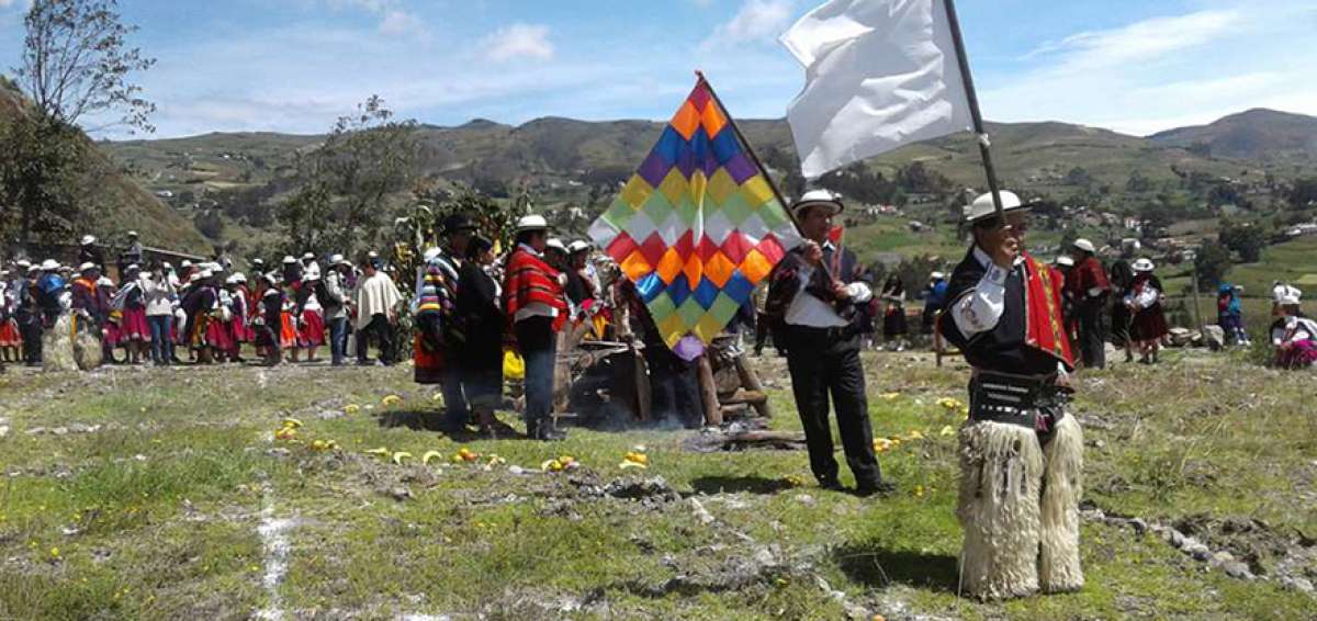 La wiphala se convierte en s&iacute;mbolo de resistencia cultural de los pueblos de los Andes contra la dominaci&oacute;n espa&ntilde;ola. Est&aacute; presente en ritos ceremoniales.