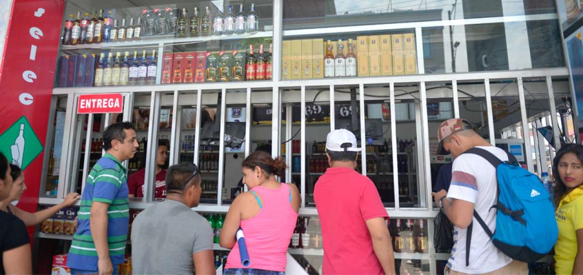 En las calles Chimborazo y Huncavilca (La Bah&iacute;a) hay tres distribuidoras donde los clientes adquieren licores a bajos precios, al por mayor y menor.