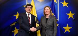 El canciller ecuatoriano, Jos&eacute; Valencia (izq.), se re&uacute;ne con la jefa de la diplomacia europea, Federica Mogherini.