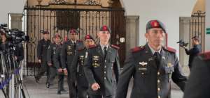 Militares afectados en protestas fueron recibidos en Carondelet