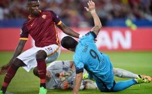 El internacional polaco no tiene fractura, pero s&iacute; ha sufrido da&ntilde;o en un ligamento de uno de sus dedos. Foto: Agencia AFP