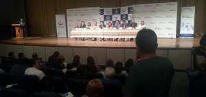 El encuentro se realiz&oacute; en el teatro Centro C&iacute;vico, en Guayaquil. Asistentes formularon preguntas en papeles.