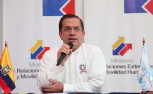 El Canciller ofreci&oacute; una rueda de prensa en Guayaquil. Foto: Canciller&iacute;a 