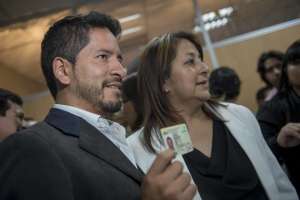 El Registro Civil entreg&oacute; la nueva c&eacute;dula a Eloy Basantes C&aacute;rdenas, en donde consta los nombres de sus padres, que fueron perseguidos en el gobierno de Le&oacute;n Febres-Cordero. Foto: Fernando Sandoval/ El Tel&eacute;grafo 