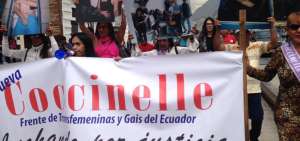 Las manifestantes trans femeninas marcharon desde La Alameda hasta la Fiscal&iacute;a. Piden que se investiguen las agresiones que vivieron hace 30 a&ntilde;os.