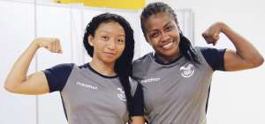 &rarr; Jacqueline Mollocana (i) posa junto a su amiga Leonela Ayov&iacute;, durante uno de los entrenamientos previos a sus combates en los Bolivarianos.