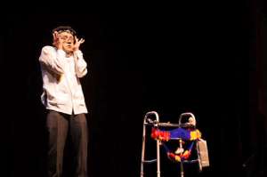 Mueckay interpreta a Manuco, quien se ha escapado del hospicio. Sus ocurrencias est&aacute;n llenas de reflexi&oacute;n. Foto: Laura Castiblanco.