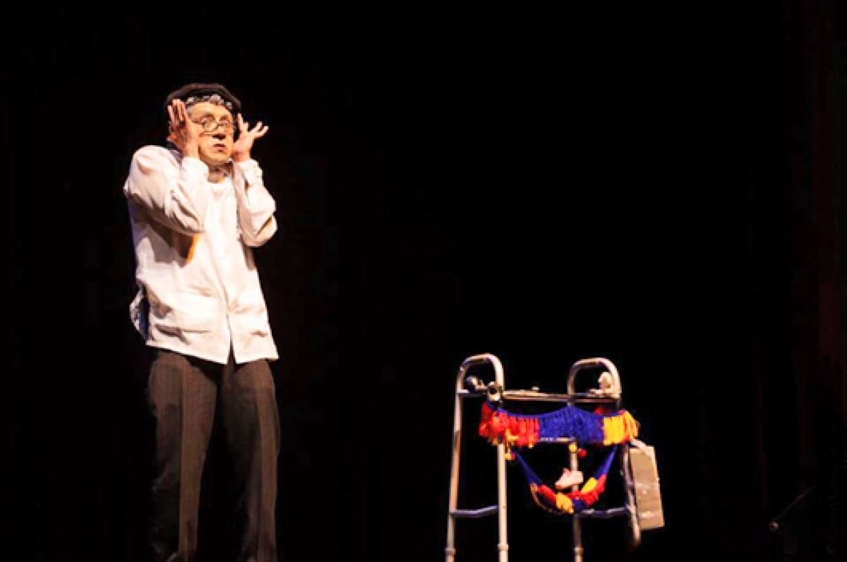 Mueckay interpreta a Manuco, quien se ha escapado del hospicio. Sus ocurrencias est&aacute;n llenas de reflexi&oacute;n. Foto: Laura Castiblanco.
