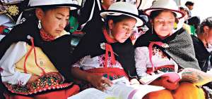 Un grupo de alumnas estudian su lengua natal. El ca&ntilde;ari subsisti&oacute; hasta finales del siglo XVI. Azuay Chimborazo y Ca&ntilde;ar fueron zonas ca&ntilde;aris conquistadas por los incas que posteriormente impusieron el kichwa en la zona.