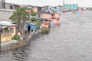 Las aguas del Salado ingresaron a las casas asentadas junto al estuario. Los vecinos sacaron sus bienes. Foto: William Orellana / El Tel&eacute;grafo