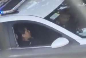 Dos policías son pillados infraganttis.	