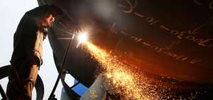Imagen de un trabajador del &aacute;rea metal&uacute;rgica de Nantong, en China.