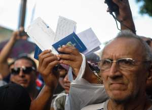 Cubanos protestaron hoy en la embajada de Ecuador en La Habana. Foto: AFP