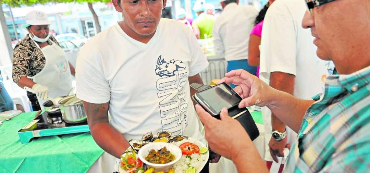 En la feria realizada en Manta hubo gran variedad de platos preparados con productos del mar.
