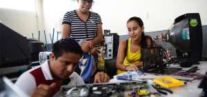 Profesores y estudiantes de Electr&oacute;nica reparan los aparatos de los damnificados que presentan leves da&ntilde;os tras el terremoto de abril pasado.