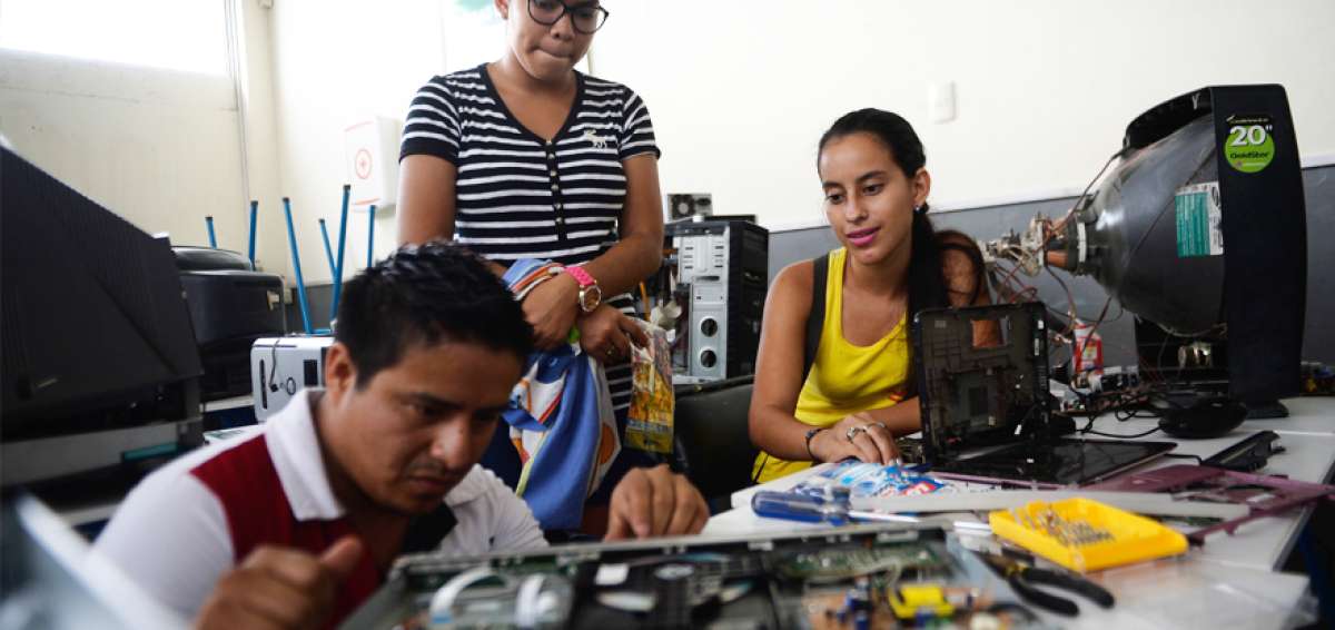 Profesores y estudiantes de Electr&oacute;nica reparan los aparatos de los damnificados que presentan leves da&ntilde;os tras el terremoto de abril pasado.