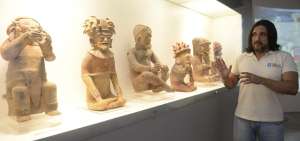 Pablo Izurieta muestra figuras de esta sala, una de las m&aacute;s completas de arqueolog&iacute;a  en la Costa.