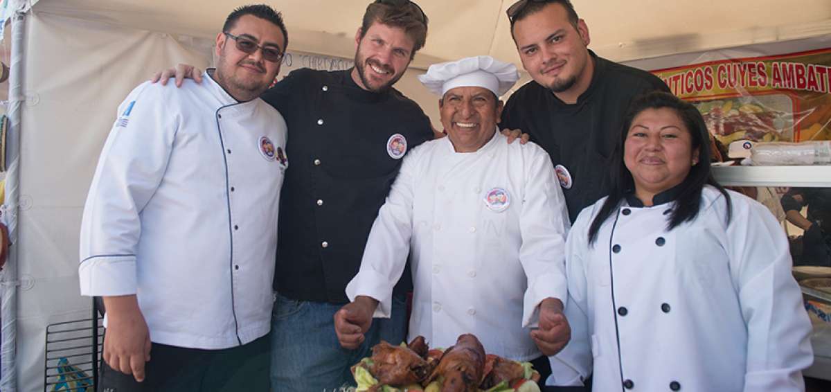 Jorge Naranjo, del mercado Chriyacu, prepara cuy por m&aacute;s de 50 a&ntilde;os. Posa junto a los chefs del jurado.