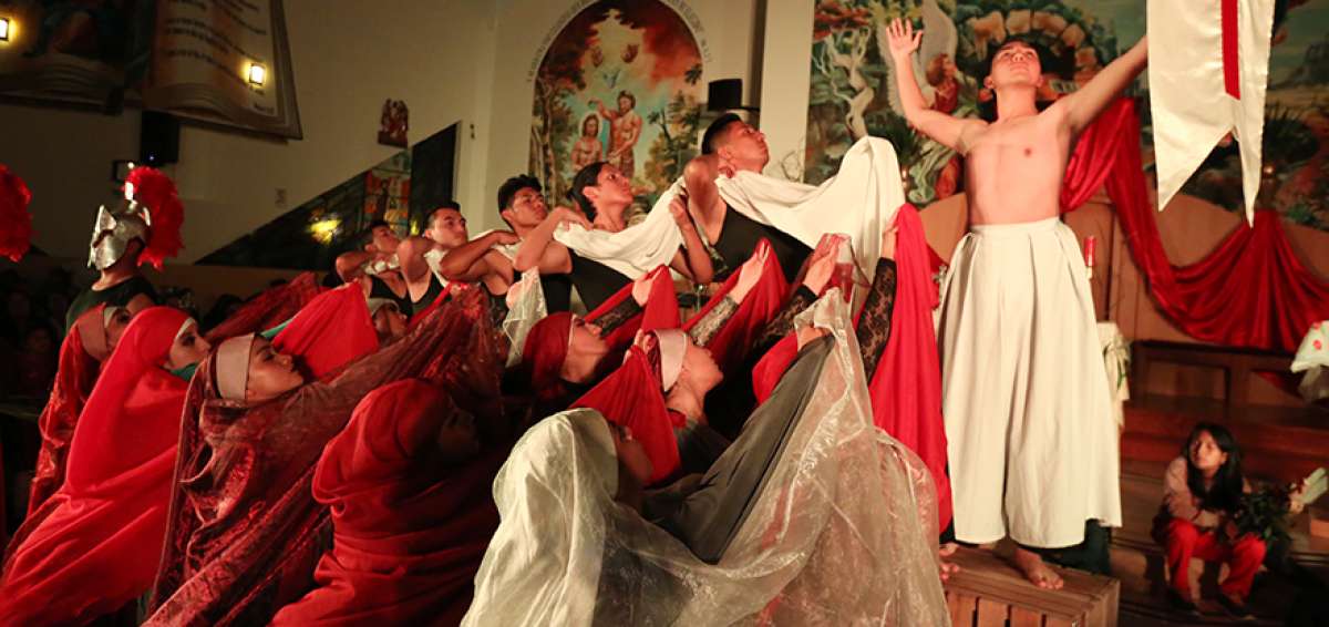 Alrededor de 30 minutos de duraci&oacute;n tiene esta obra que despliega varios elementos escenogr&aacute;ficos, con una producci&oacute;n de sonido de alto nivel.
