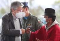 Guillermo Lasso (izq.), presidente de la República, durante la entrega de obras