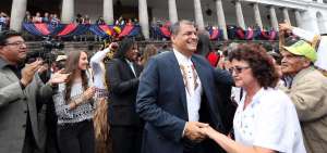 Presidente Correa bail&oacute; el Chulla quite&ntilde;o en la Plaza Grande