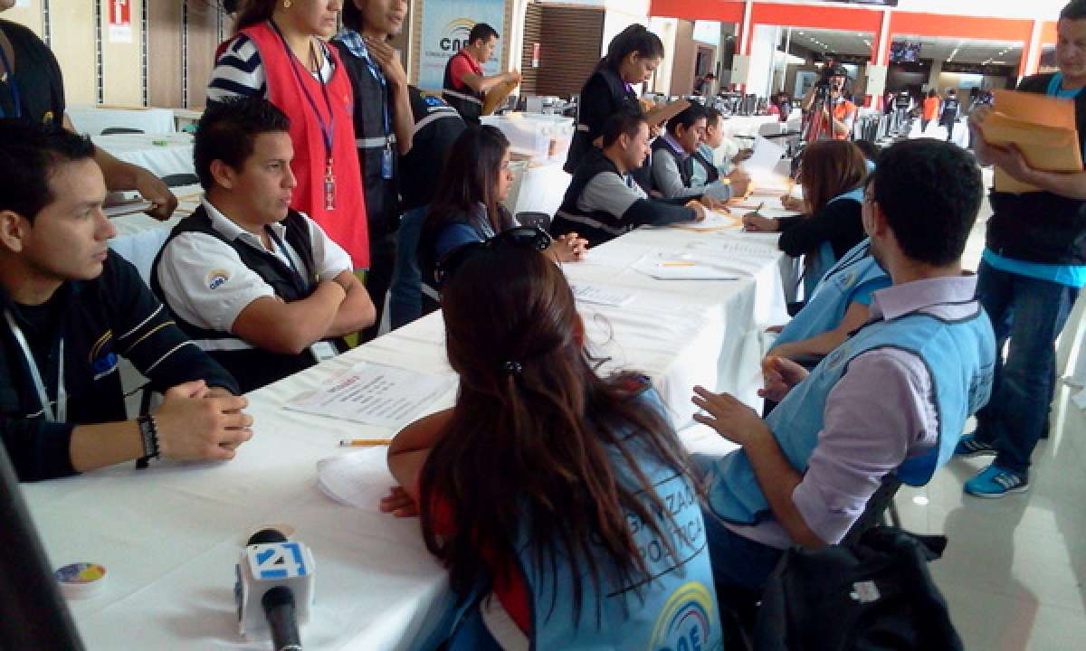 Yasunidos solo capacit&oacute; a 12 observadores para el proceso de revisi&oacute;n de formularios. Foto: Miguel Jim&eacute;nez/ El Tel&eacute;grafo 