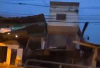 En redes sociales se compartió el video del momento en que una casa colapsa tras las lluvias en Echeandía.