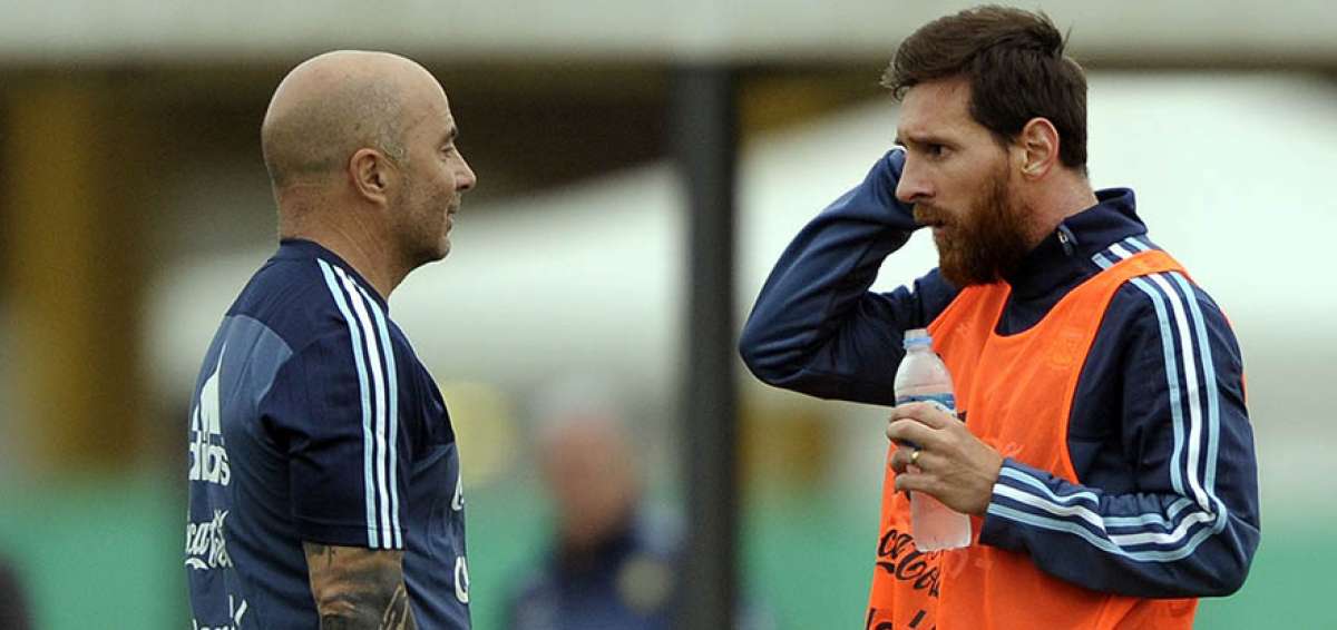 Jorge Sampaoli (izq.) conversa con Lionel Messi en un entrenamiento de Argentina durante las Eliminatorias Sudamericanas. 