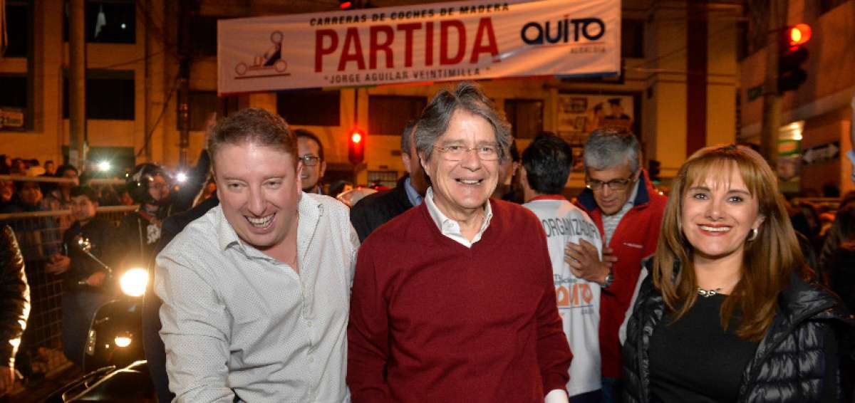 Lasso fue abucheado en Quito al asistir a semifinal de carrera de coches de madera