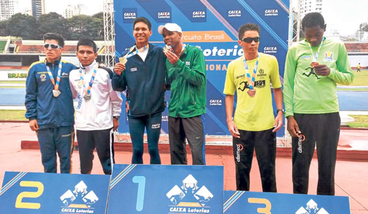 Darwin Castro y su gu&iacute;a Sebasti&aacute;n Rosero (izq.) durante la premiaci&oacute;n en el Complejo Deportivo de Ibirapuera, en Sao Paulo. Foto: cortes&iacute;a