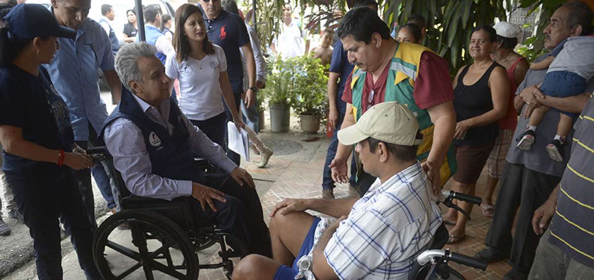 El presidente de la Rep&uacute;blica, Len&iacute;n Moreno, ayer entreg&oacute; sillas de ruedas a personas con discapacidad de Pascuales (en Guayaquil).   