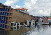 Una gabarra se volcó con tres volquetas a bordo y se hundió