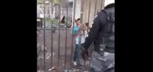 El sujeto amenazaba con agredir al beb&eacute; con un cuchillo. Polic&iacute;as trataron de negociar con el hombre, quien finalmente fue capturado.