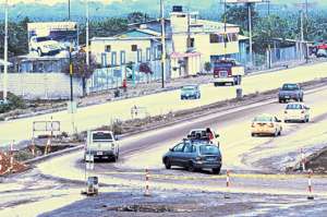 La empresa del Gobierno Provincial Aut&oacute;nomo de El Oro tiene a su cargo los trabajos en la v&iacute;a Santa Rosa-Machala. Foto: Fabricio Cruz / El Tel&eacute;grafo