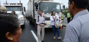 Con machetes, letreros y banderas, los campesinos protestaron y cerraron la v&iacute;a tanto en Petrillo como en el sector la &lsquo;T&rsquo; de Salitre.