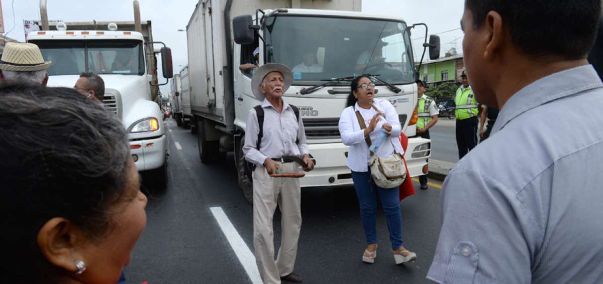 Con machetes, letreros y banderas, los campesinos protestaron y cerraron la v&iacute;a tanto en Petrillo como en el sector la &lsquo;T&rsquo; de Salitre.