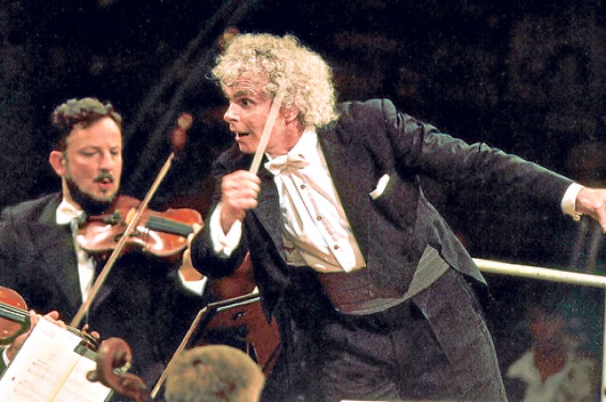 Uno de los conciertos que est&aacute; promocionando Sony con su nuevo programa es el que dar&aacute; la Orquesta Filarm&oacute;nica de Berl&iacute;n, dirigida por Simon Rattle. Imagen tomada de www.youtube.com