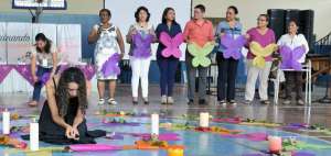 Previo a las ponencias se desarroll&oacute; una ceremonia simb&oacute;lica en las canchas de la Universidad de Guayaquil.