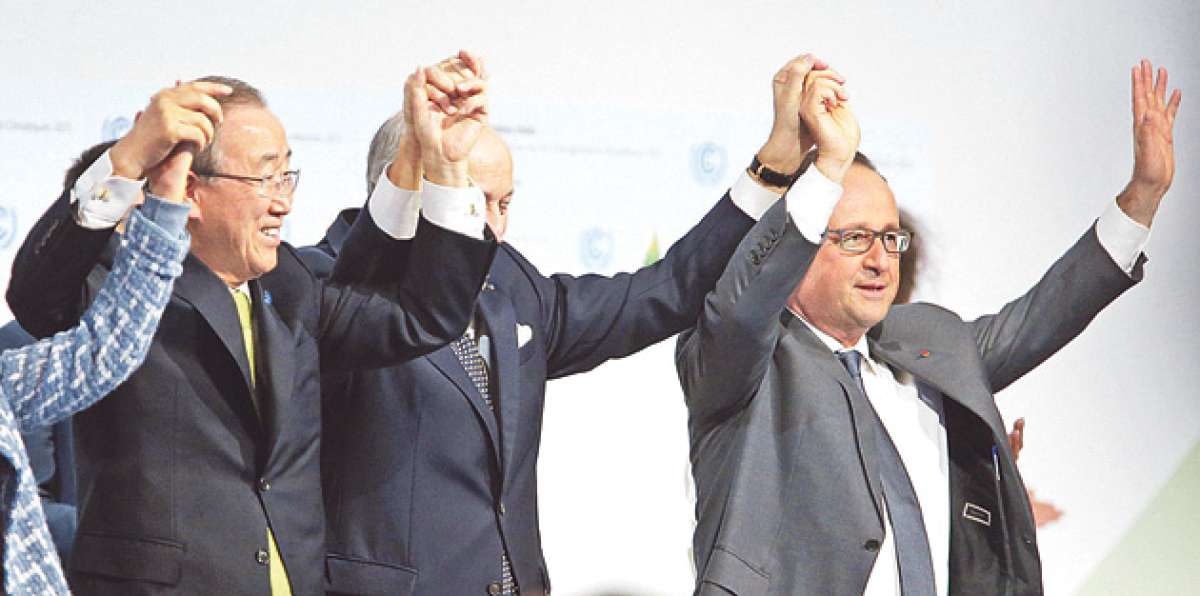 El secretario general de la ONU, Ban Ki-moon y el presidente franc&eacute;s, Fran&ccedil;ois Hollande, al final de la COP21. Foto: AFP