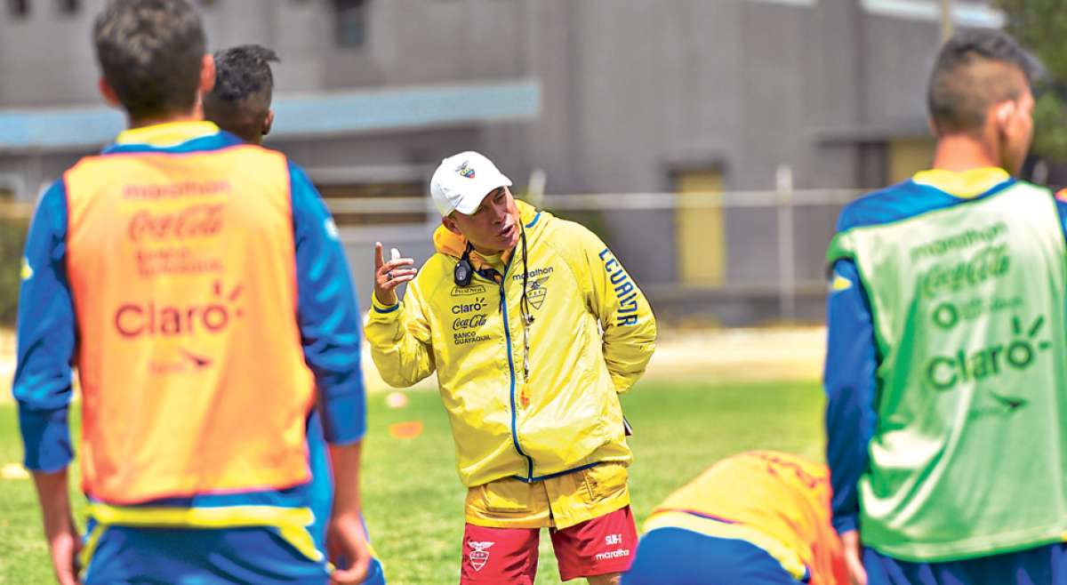 Javier Rodr&iacute;guez (c) da indicaciones a varios jugadores de la selecci&oacute;n sub-17, la ma&ntilde;ana de ayer en la cancha de f&uacute;tbol de Fedenador en Guayaquil. Foto: William Orellana / El Tel&eacute;grafo