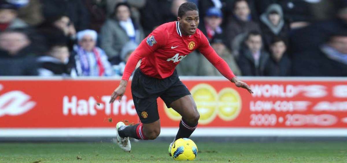 Antonio Valencia, en uno de los &uacute;ltimos partidos del Manchester United en la Premier League. La dirigencia del club ingl&eacute;s a&uacute;n no confirma su permanencia.