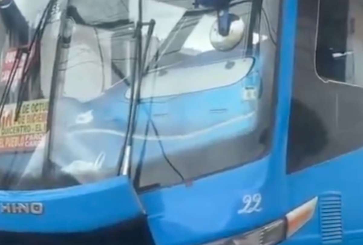 El veh&iacute;culo avanz&oacute; varios metros en sentido contrario en una calle del norte de Quito.