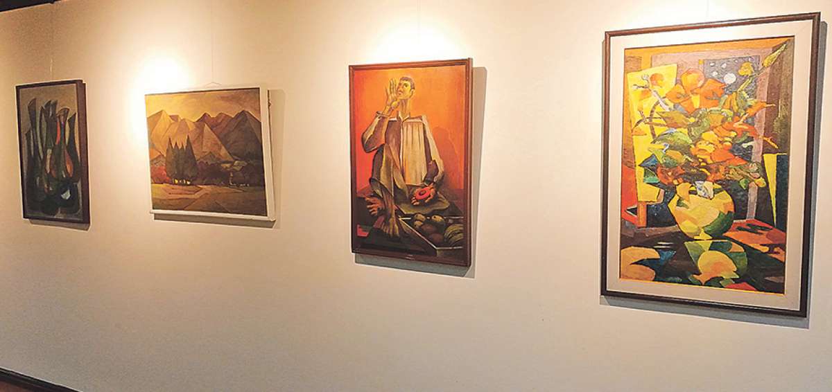 La curadur&iacute;a de los 70 cuadros estuvo a cargo del artista pl&aacute;stico Robin Echanique, restaurador de obras.