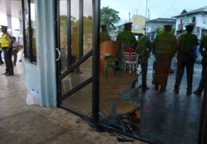 Destruyen puerta de ingreso al Municipio de Quinind&eacute;